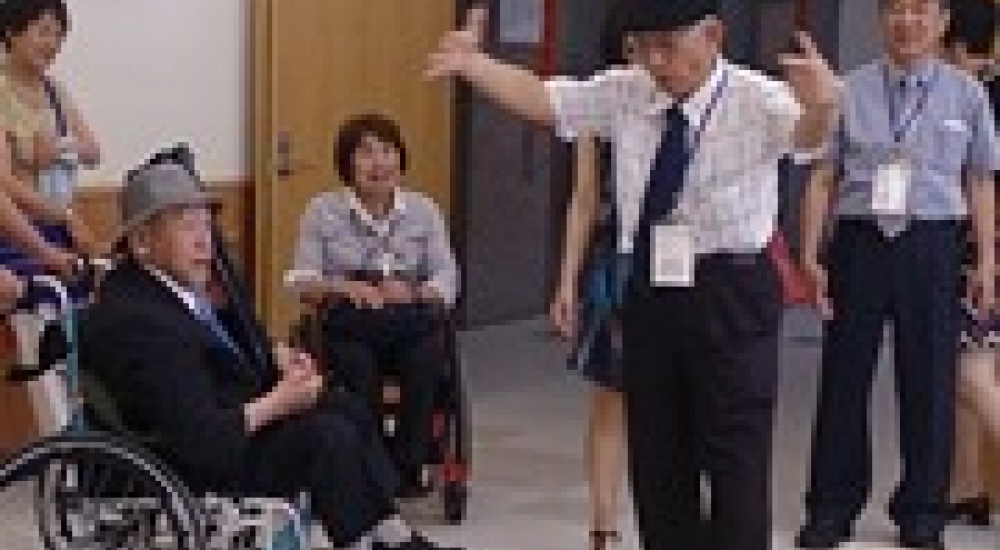 本會黃德成董事長向仙台市障害者社會福祉協會介紹璐德中心無障礙設施